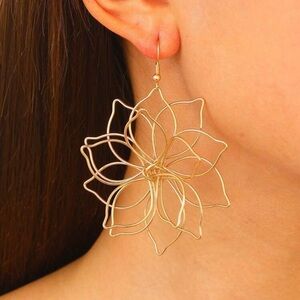 Elegant Gold Floral Wire Earrings
